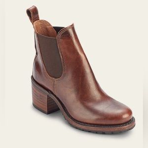 Brand new Frye Sabrina Chelsea Boots